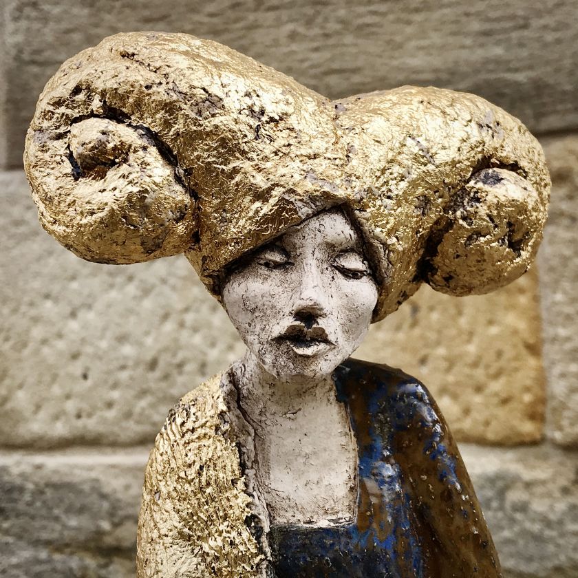 Keramická socha Zlatá dáma