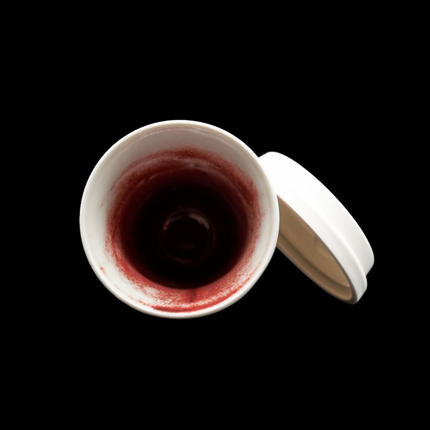 Porcelánový termohrnek s víčkem - Modré puntíky