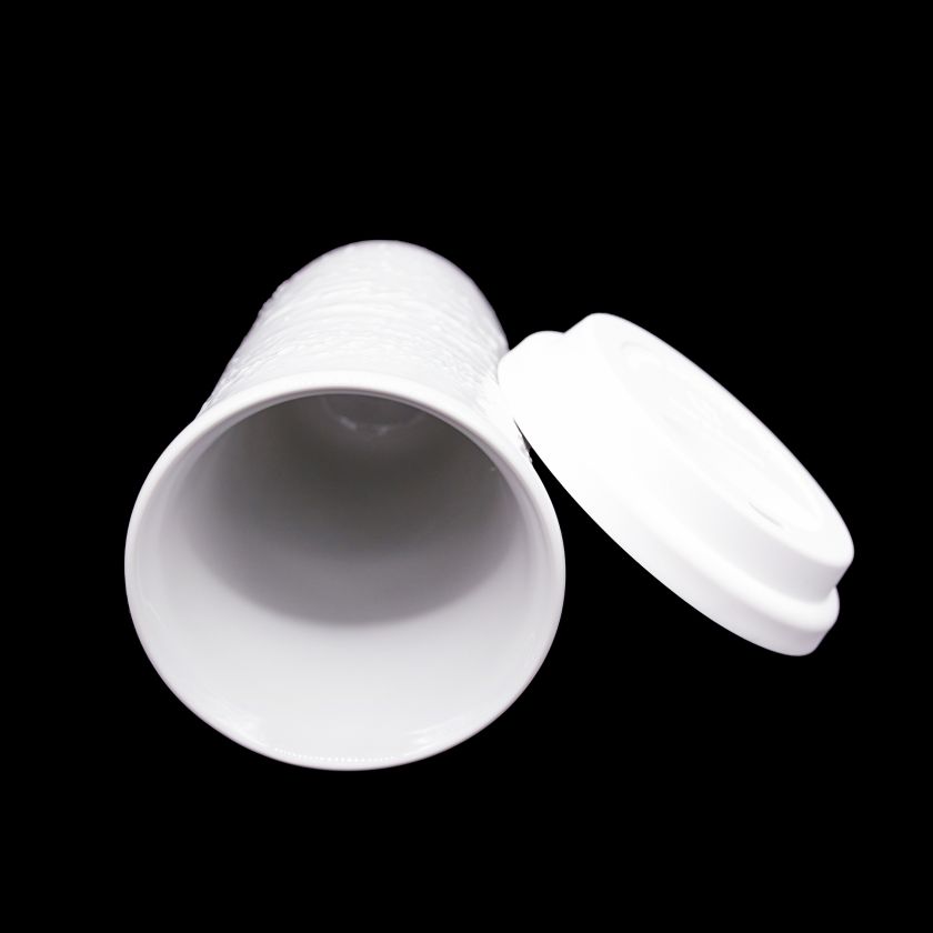 Porcelánový termohrnek s víčkem - Modré puntíky