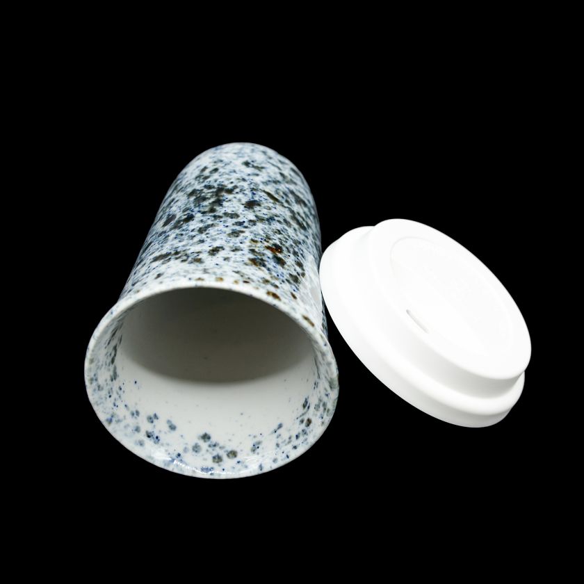 Porcelánový termohrnek s víčkem - Modré puntíky