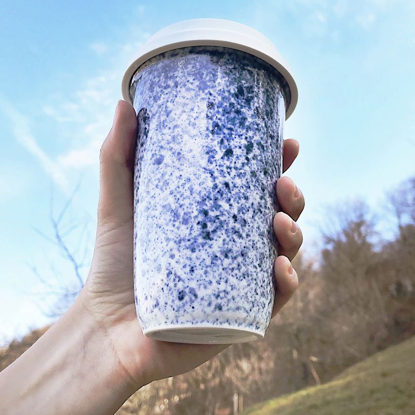 Porcelánový termohrnek s víčkem - Světla města