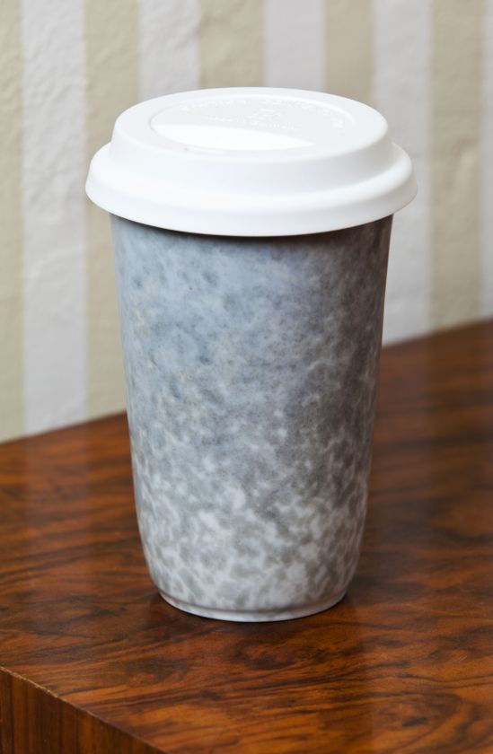 Porcelánový termohrnek s víčkem - Světla města