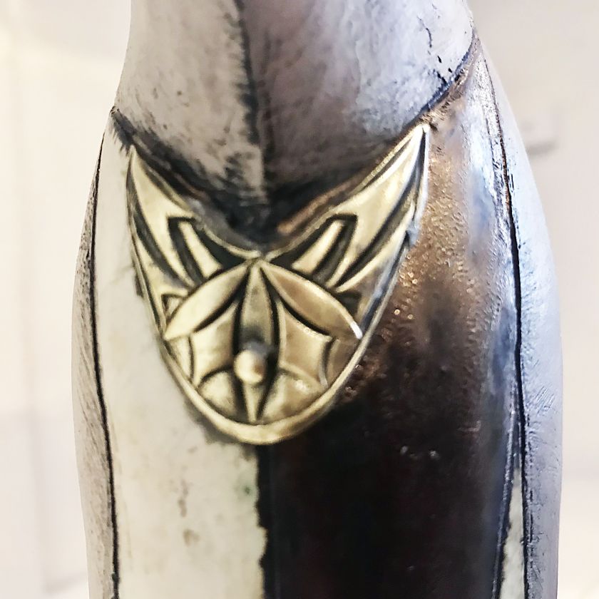 Keramikskulptur Schaukelpferd mit antiken Messingdetails