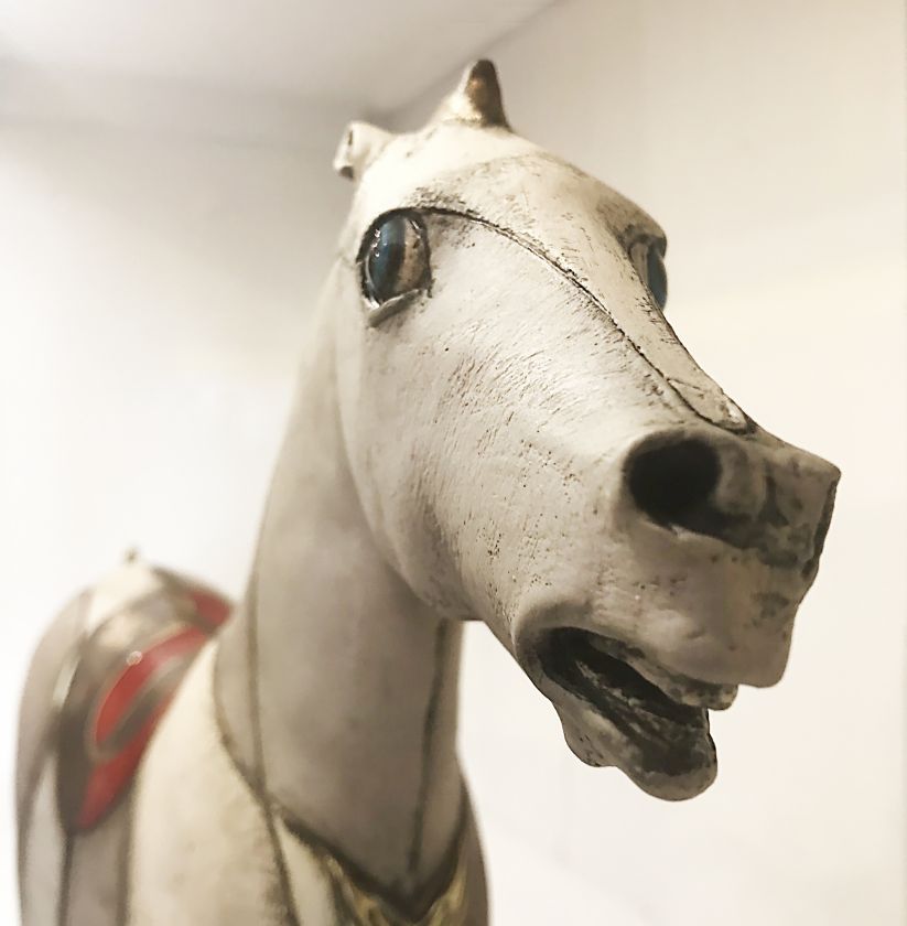 Keramická socha Houpací kůň se starožitnými mosaznými detaily