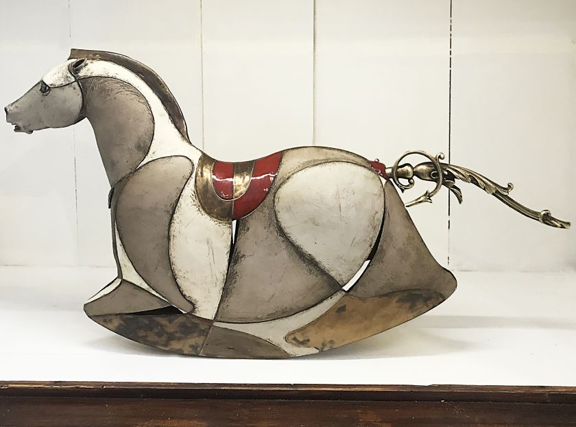 Keramikskulptur Schaukelpferd mit antiken Messingdetails