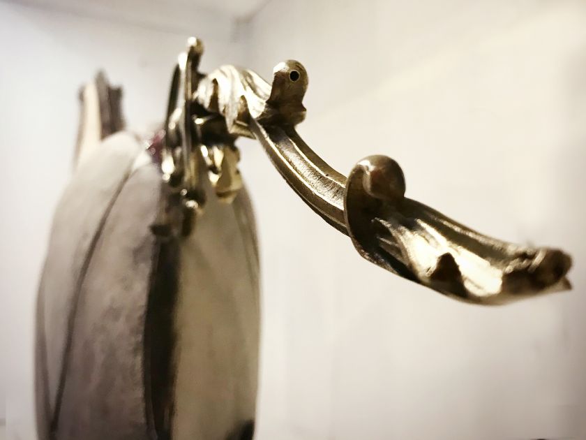 Keramikskulptur Schaukelpferd mit antiken Messingdetails