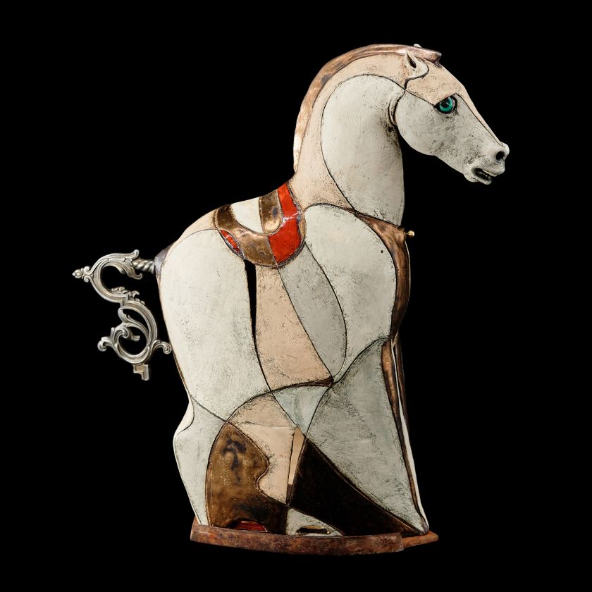 Keramický kůň s mosazným starožitným ohonem