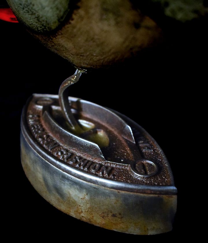 Keramikfisch auf einem antiken Eisenständer