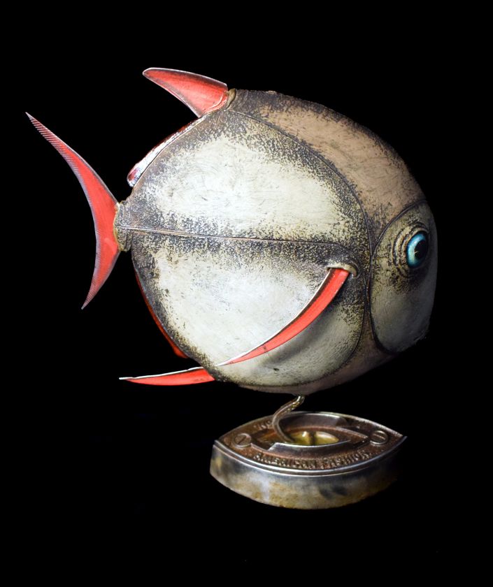 Keramikfisch auf einem antiken Eisenständer