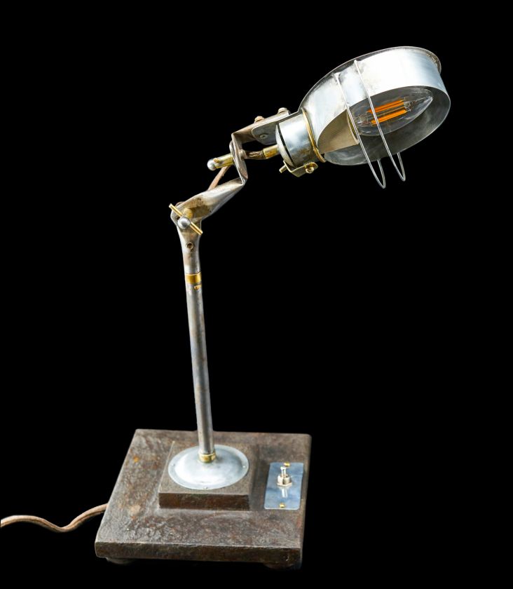Kovová socha - Steampunková lampa