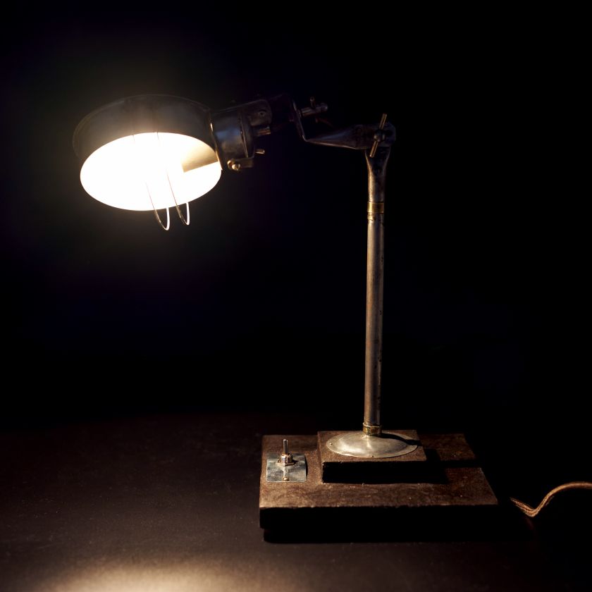 Kovová socha - Steampunková lampa