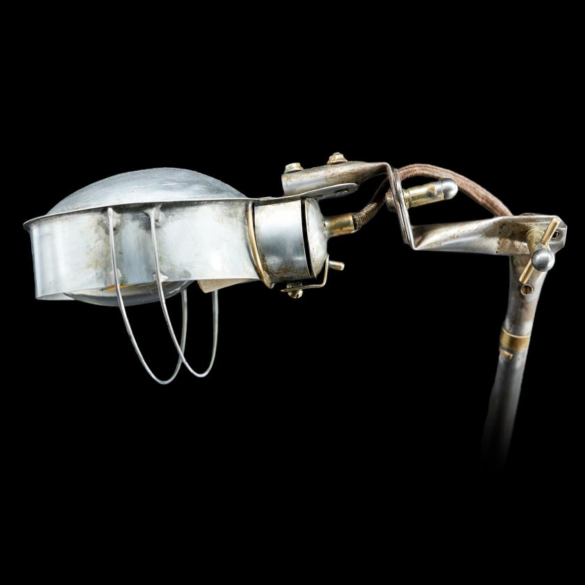 Kovová socha - Steampunková lampa