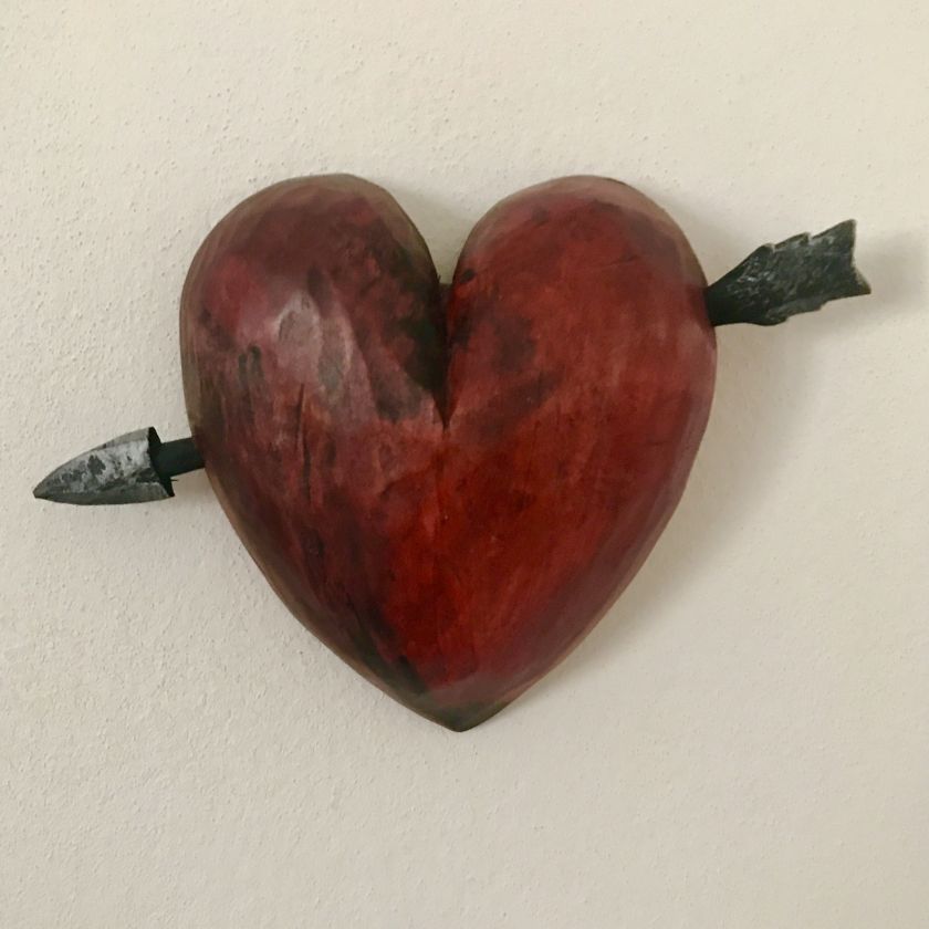 Herz und Pfeil - handgeschnitzte Holzdekoration