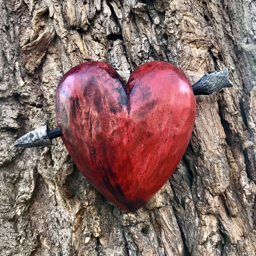 Srdce a šíp - ručně vyřezávaná dřevěná dekorace