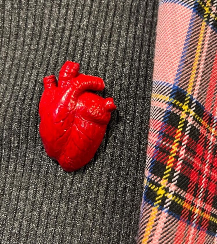 Strangelove – Großer Anstecker in anatomischer Herzform