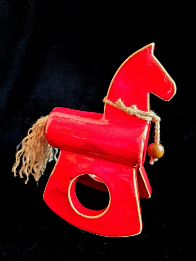 Keramický houpací kůň