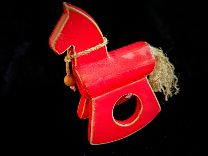 Keramický houpací kůň