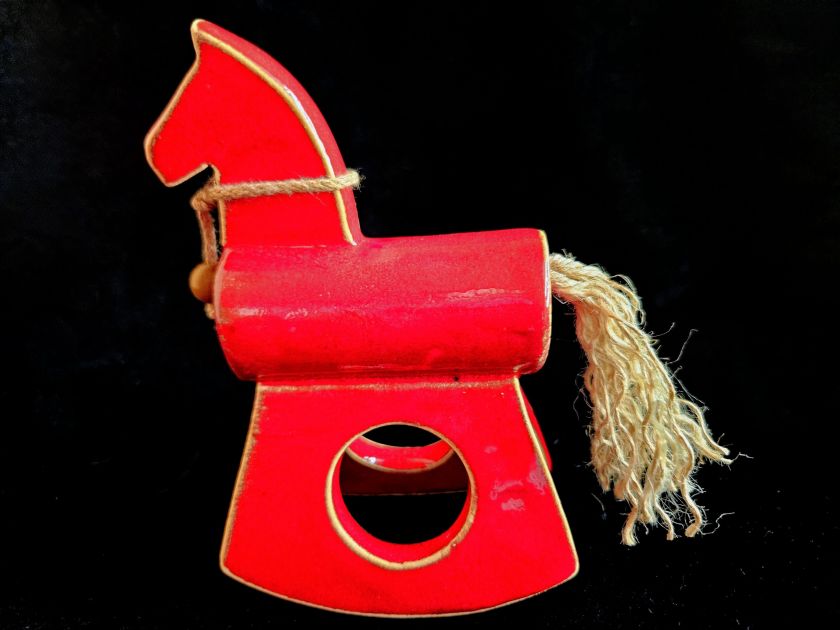 Keramický houpací kůň