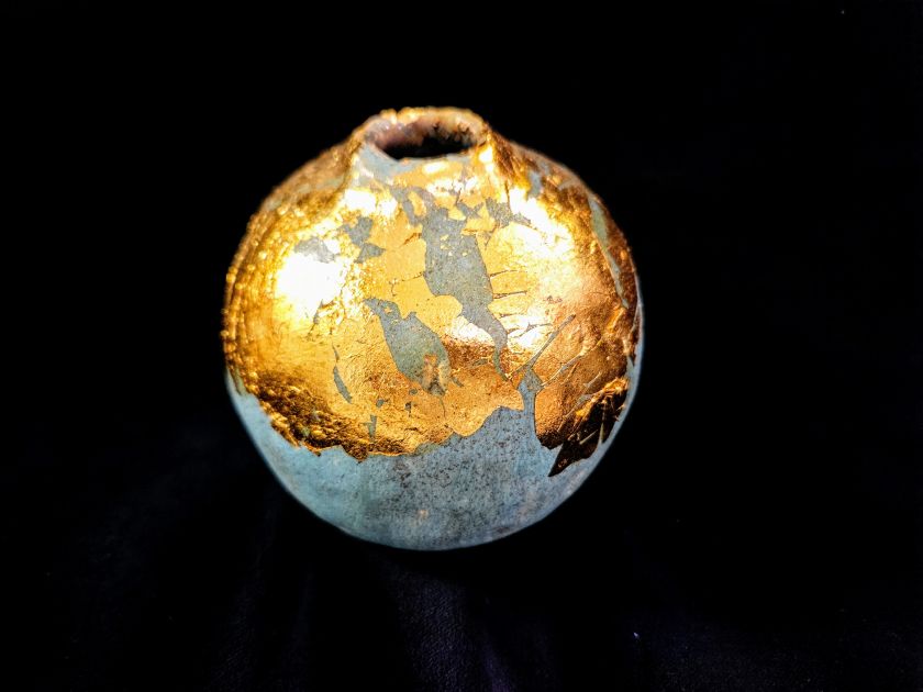 Spherical vase with gold