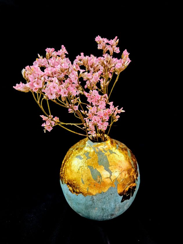 Spherical vase with gold