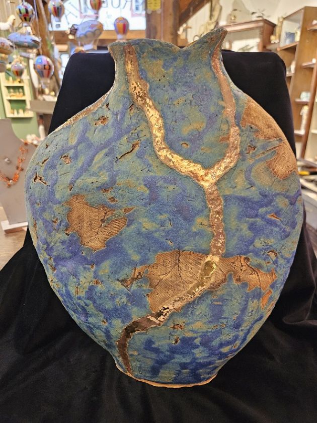 Vase with gold
