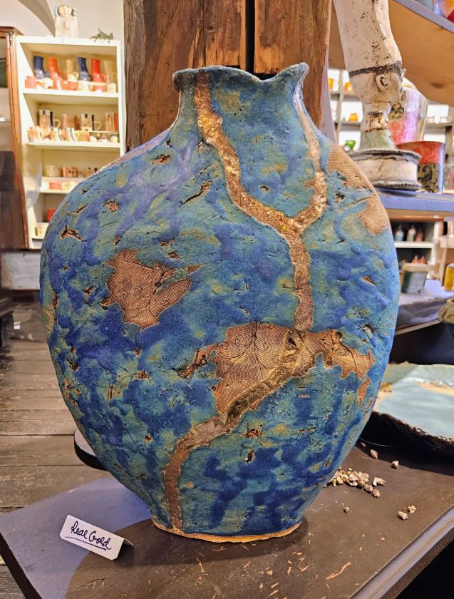 Vase with gold