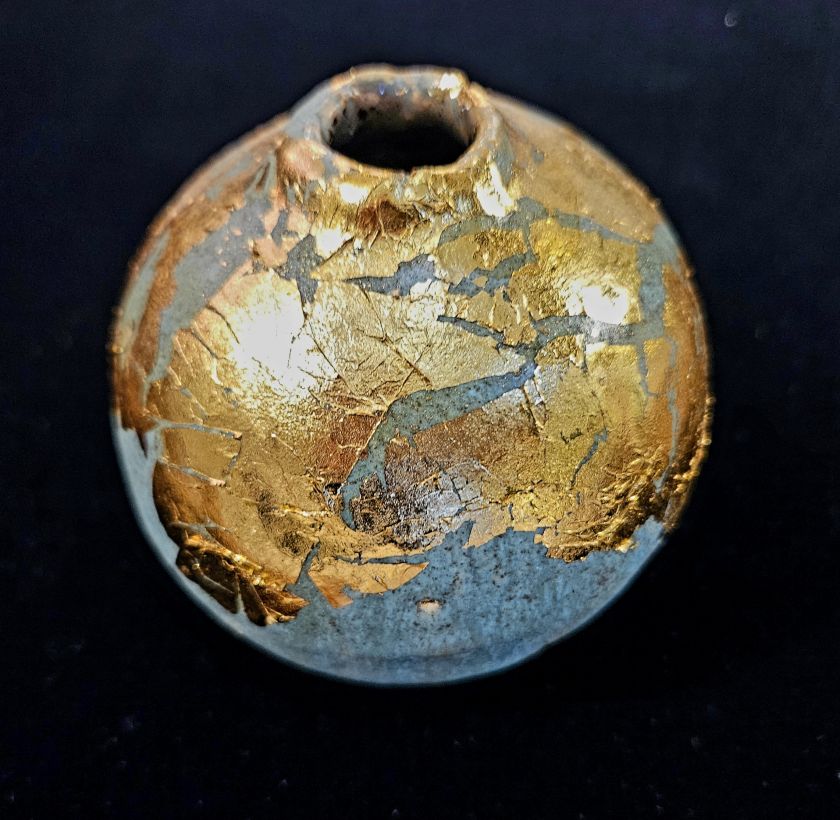 Spherical vase with gold