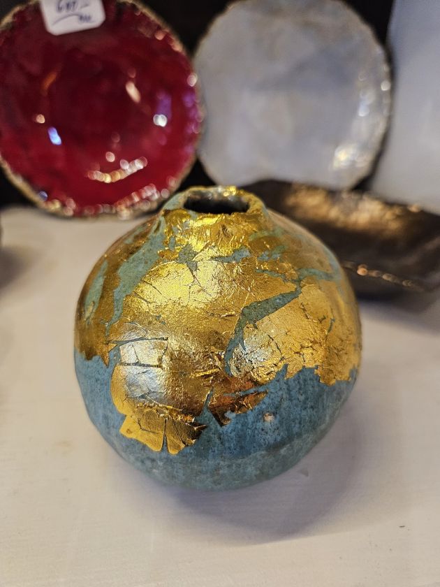 Spherical vase with gold