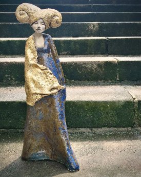 Keramikstatue der Goldenen Dame