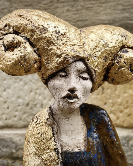 Keramikstatue der Goldenen Dame