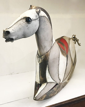 Keramická socha Houpací kůň se starožitnými mosaznými detaily