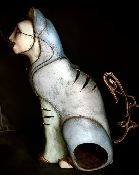 Keramikkatze mit einem antiken Messingschwanz
