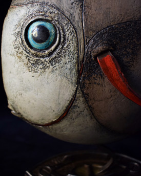 Keramikfisch auf einem antiken Eisenständer