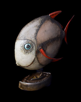 Keramikfisch auf einem antiken Eisenständer