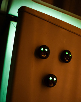 Magnet na lednici - Příšerka se svítícíma očima