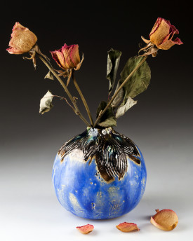 Runde Vase mit Pfauenfedern