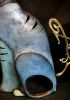 foto: Keramikkatze mit einem antiken Messingschwanz